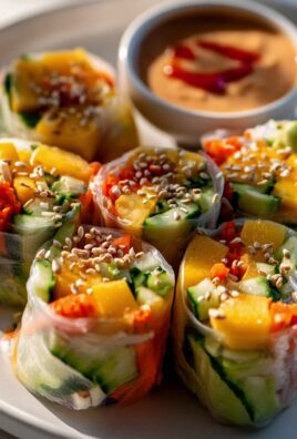 Frische Sommerrollen mit cremiger Erdnusssauce genießen
