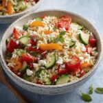 Frischer Kritharaki-Salat mit Feta und knackigem Gemüse