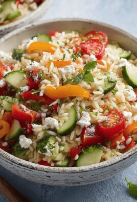 Frischer Kritharaki-Salat mit Feta und knackigem Gemüse