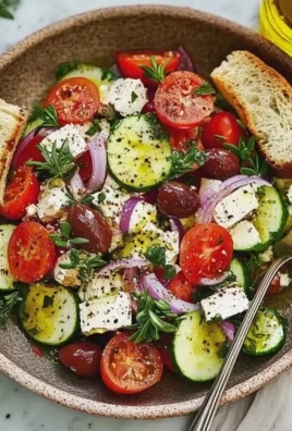 Griechischer Salat mit frischen Zutaten und einfachem Dressing