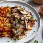 Mozzarella Rosti mit Zwiebel-Pilzrahmsauce – Lecker & Einfach!