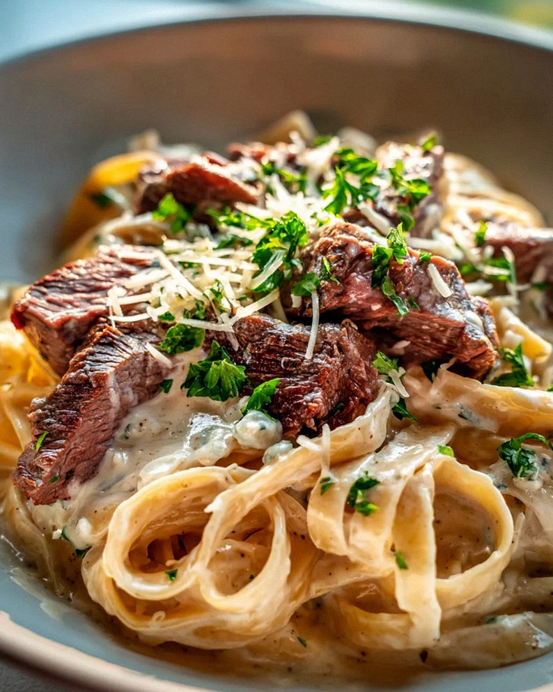 Pikantes Steak Gorgonzola Alfredo mit Cremiger Parmesan Soße